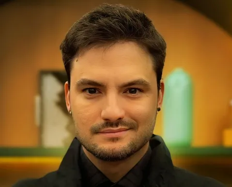 Felipe Neto leva sermão de médium após polêmica sobre Exu