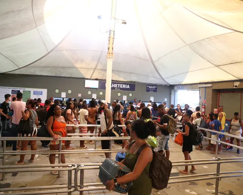 Feriadão começa com espera de 4 horas no ferry e previsão de 588 mil veículos nas estradas - Imagem