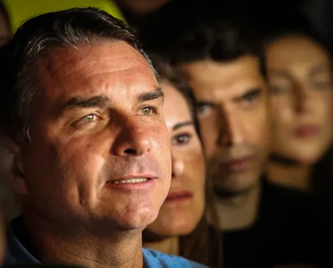 Fim do concurso público? Proposta da campanha de Flávio Bolsonaro sugere trocar trabalhadores por IA