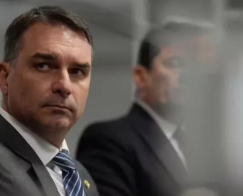 Flávio Bolsonaro ataca Alexandre de Moraes e defende impeachment