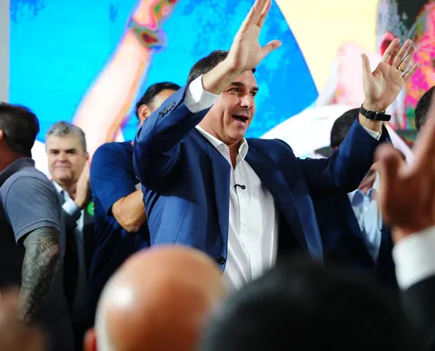 Flávio Bolsonaro desembarca nos Estados Unidos após fuga do Brasil