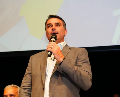 Flávio Bolsonaro pode ter candidatura cassada por aliança com Marçal