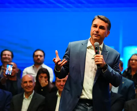 Flávio pagou R$ 600 mil a empresa ligada a manipulação eleitoral