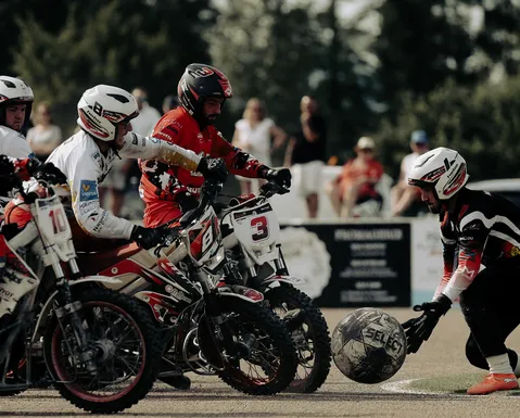 Futebol sobre duas rodas: veja fotos do campeonato de motoball na França