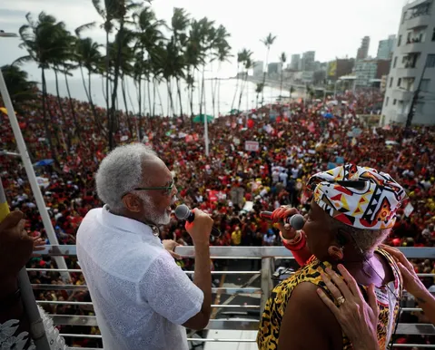 Gilberto Gil reage a título dado a Flávio Bolsonaro em Salvador