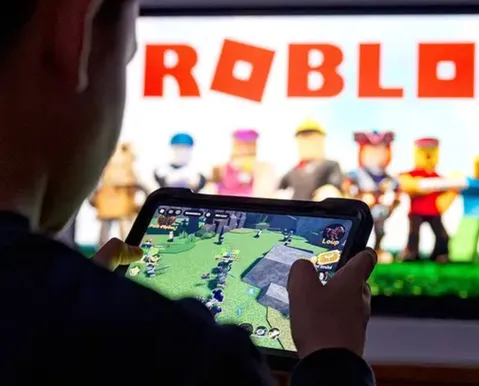 Governo quer proibir Roblox e TikTok para menores de 16 anos