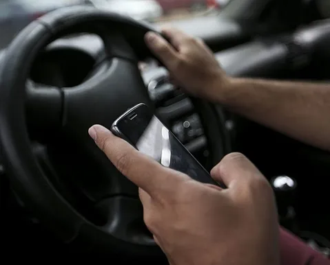 Governo vai suspender carteira de motorista por uso de celular ao volante - Imagem