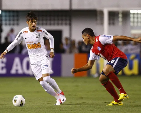 Há 14 anos, Bahia calou a Vila Belmiro contra o Santos de Neymar