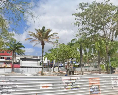 Homem é morto com garrafada em praça pública após discussão na Bahia