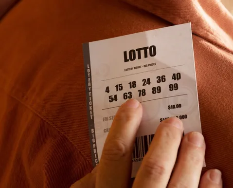 Homem é preso após ganhar loteria e negar dividir milhões com colegas