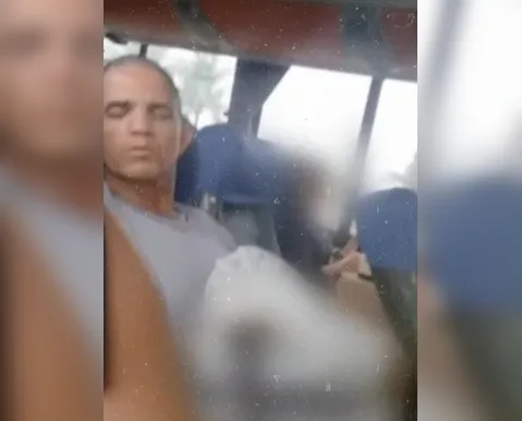 Homem é preso após se masturbar e tocar em mulher em ônibus na Bahia