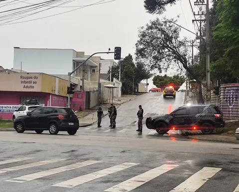 Homem invade creche, faz 13 crianças reféns e ameaça colocar fogo na unidade