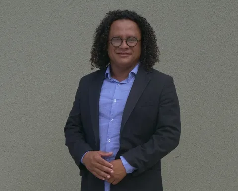 Humorista Pisit Mota revela que não tem contato com o filho há oito anos - Imagem