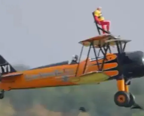 Idosa de 99 anos entra para o Guinness após acrobacia em asa de avião