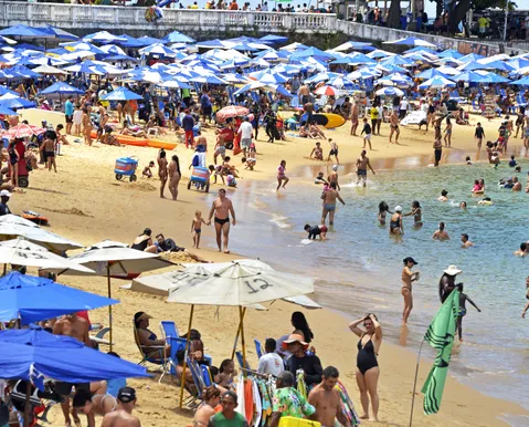 Idoso morre após se afogar em praia turística de Salvador - Imagem