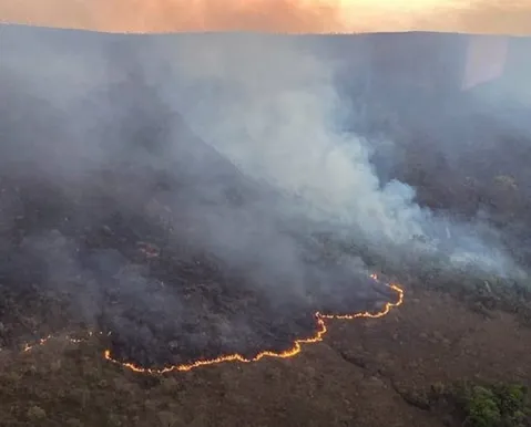 Incêndio de grandes proporções avança em serra entre Jacobina e Caém