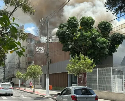 Incêndio destrói teatro do Sesi e atividades são suspensas - Imagem
