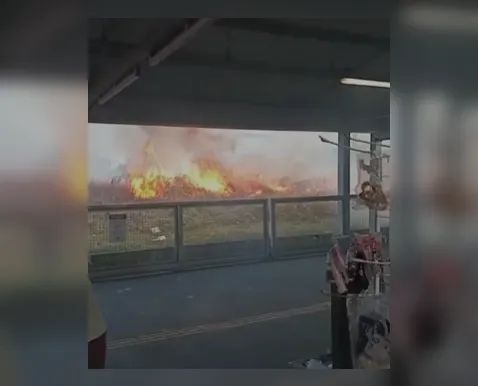 Incêndio provoca correria e fumaça perto de estação de metrô em Salvador