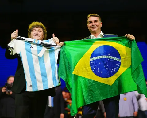 Inspiração de Flávio, Milei prepara novo corte de 20 mil vagas na Argentina - Imagem