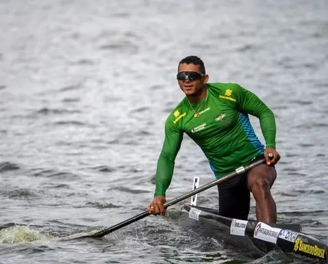 Isaquias Queiroz conquista ouro e faz história no Mundial de Canoagem