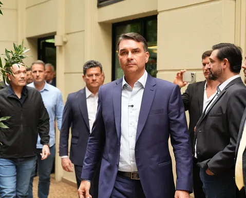 “Já passou da hora”, diz Flávio ao cobrar impeachment de Moraes - Imagem