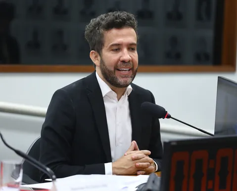 Janones recebe alta após internação em UTI e retoma campanha - Imagem
