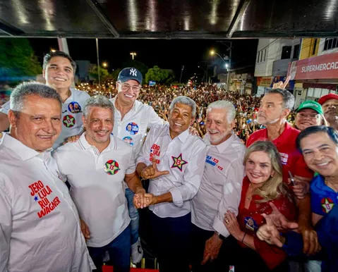 Jerônimo critica uso de mulheres seminuas em ato da oposição em Salvador - Imagem