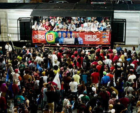 Jerônimo critica uso de mulheres seminuas em ato da oposição