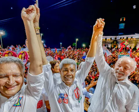 Jerônimo Rodrigues e Rui Costa acompanham Lula durante ato em São Paulo