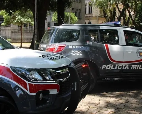 Jovem é morto com 27 tiros após PMs confundirem celular com arma - Imagem