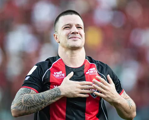 Kayzer repete lei do ex e volta a marcar pelo Vitória após 100 dias - Imagem