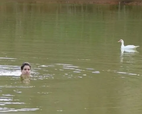 Longe da TV, atriz brasileira vive em fazenda na mata rodeada por animais