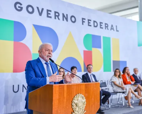 Lula regulamenta contratação de 15,6 mil servidores para a área da educação
