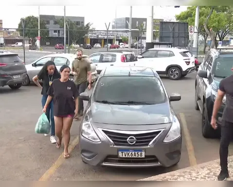 Mãe de bebê encontrado carbonizado é solta pela Justiça após audiência