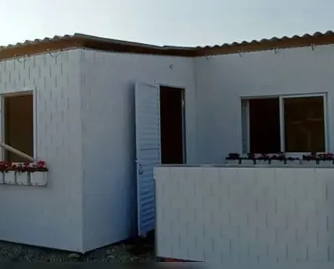 Mãe de nove filhos recebe casa construída em 15 horas com plástico reciclado - Imagem