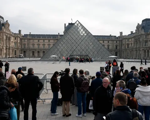 Manifestantes bloqueiam entrada do Museu do Louvre em Paris
