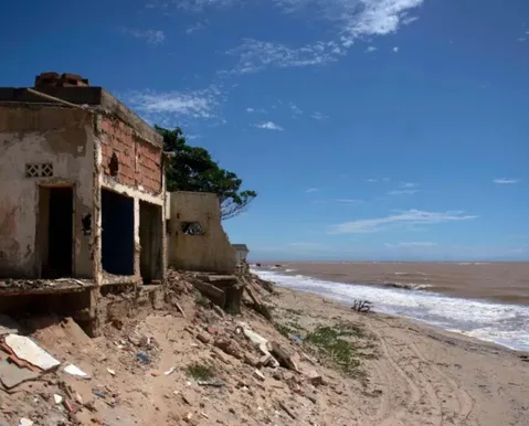 Mar avança 5 metros por ano e destrói casas em cidade do Brasil