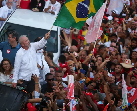 Margem de votos abre espaço para virada de Lula contra Flávio Bolsonaro