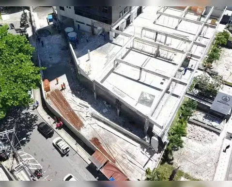 Marquise desaba e atinge trabalhador na cabeça em bairro nobre de Salvador