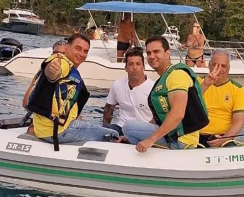 Moto aquática dos Bombeiros é atingida em ato de Flávio Bolsonaro