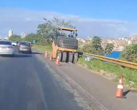 Motociclista morre ao bater em rolo compactador em Salvador