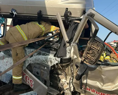 Motorista fica preso às ferragens após acidente de caminhão na Bahia