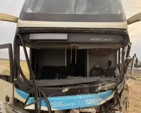 Motoristas morrem em batida entre carro de funerária e ônibus na Bahia