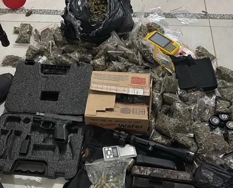 Mulher é presa com arma, munição de fuzil e drogas em rodoviária na Bahia