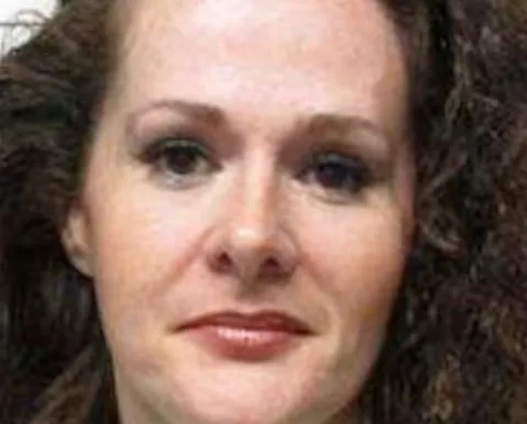 Mulher que sobreviveu após falha em execução volta a caminhar
