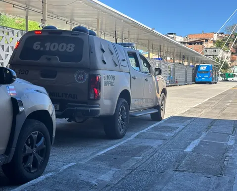 Mulher rende motorista de ônibus com faca em Salvador e faz exigências
