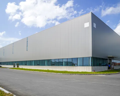 Multinacional fecha fábrica e mais de 400 pessoas perdem o emprego