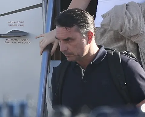 Nota de Flávio Bolsonaro usa brasão antigo do "Brazil"