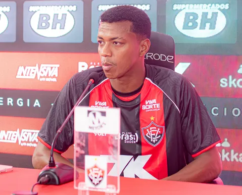 Novo zagueiro do Vitória exalta companheiros: "Craques que via na TV"