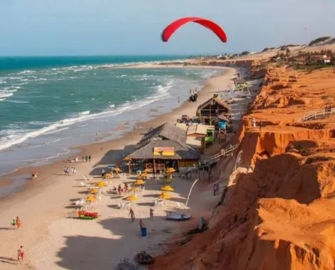 Paraíso do Nordeste vira queridinho dos turistas com praias vermelhas